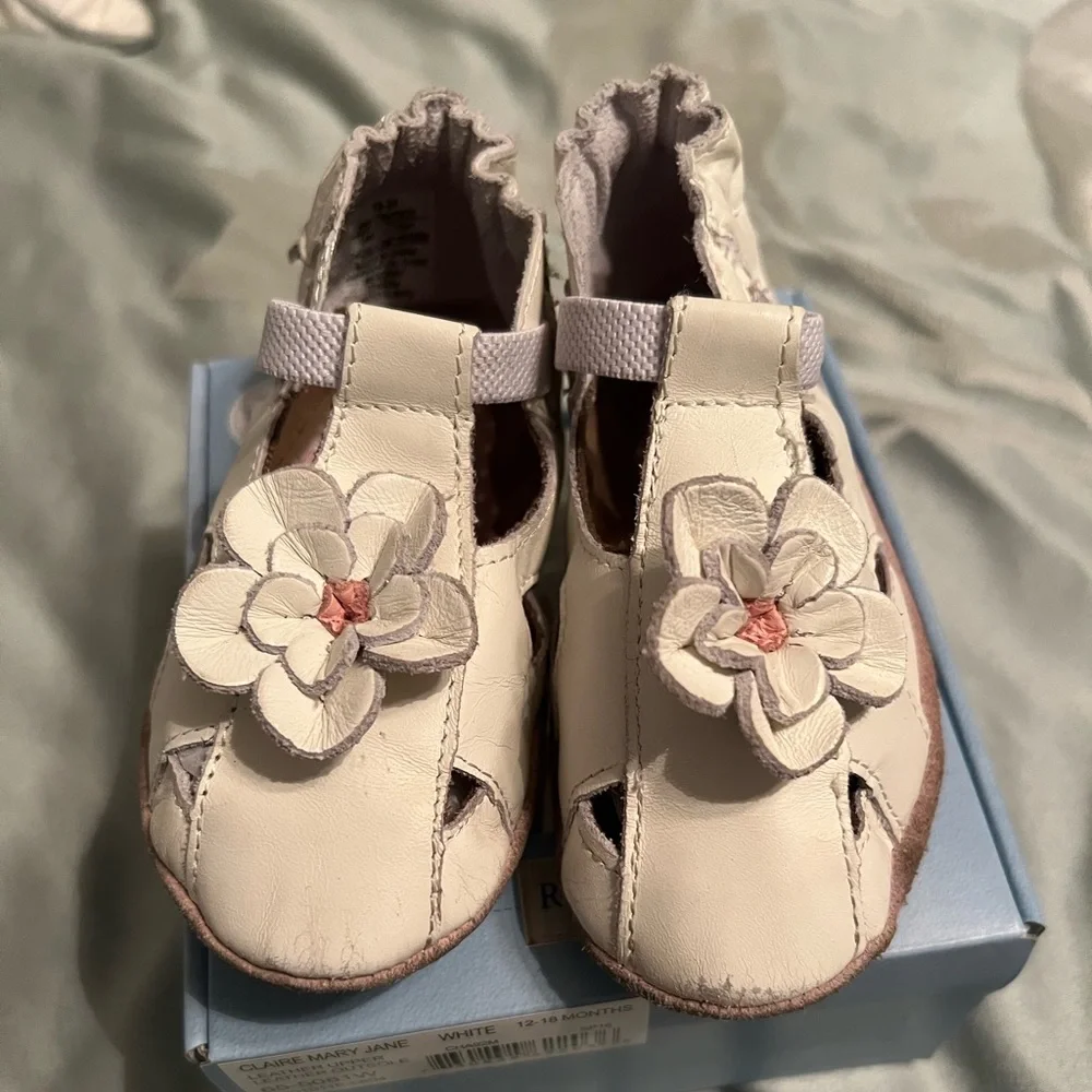Robeez Claire Mary Jane 12-18mo white with flower accent leather shoe